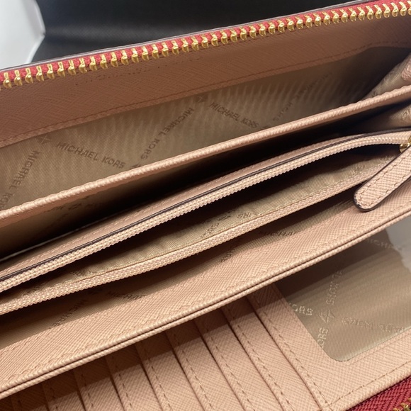 ❤️Michael Kors❤️Maroon Jet Set Travel Large Continental Wristlet/Like New - Picture 5 of 6